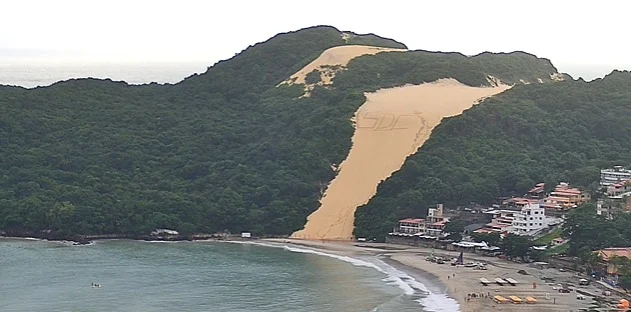 Morro do Careca amanhece com sigla de facção criminosa escrita na areia