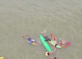 Três pessoas da mesma família são resgatadas de afogamento em praia da Grande Natal