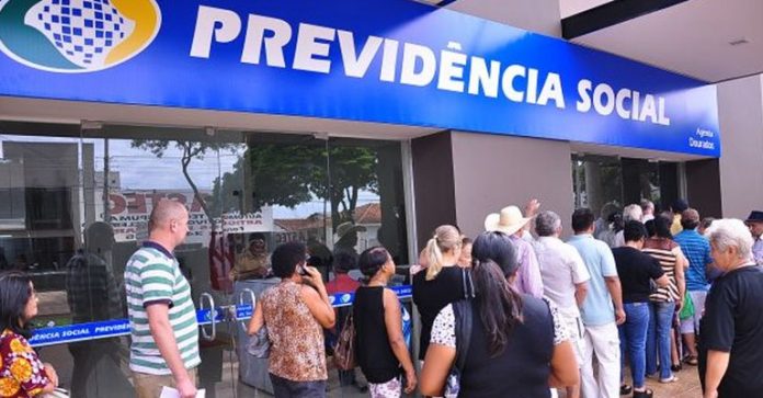 Fila do INSS passa de 54 mil pedidos no RN e mais de 31 mil estão fora do prazo