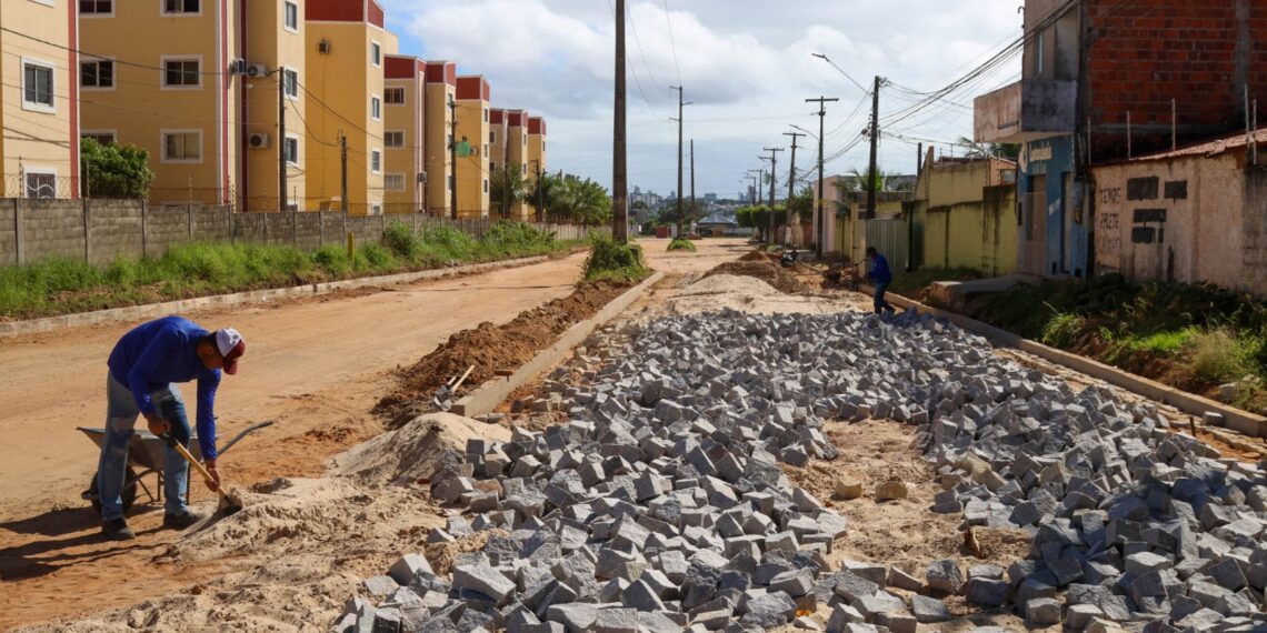 Prefeitura de Parnamirim realiza pavimentação da Avenida Brasil, na Coophab