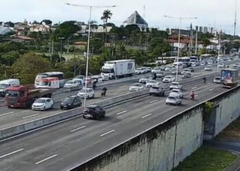 Colisão envolvendo uma carreta e quatro carros provoca congestionamento na BR-101, em Natal