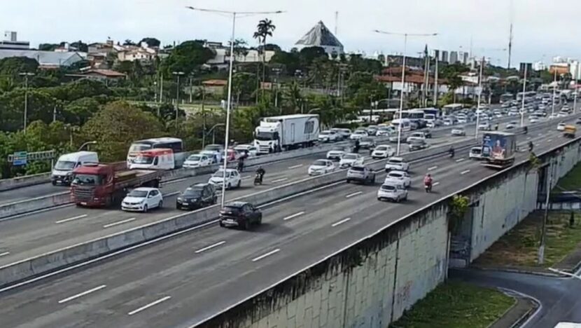 Colisão envolvendo uma carreta e quatro carros provoca congestionamento na BR-101, em Natal