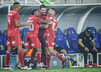 Com gol de Galvan, América bate Central e assume liderança do A8