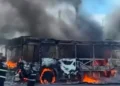 VÍDEO: Incêndio atinge dois ônibus em garagem na Grande Natal