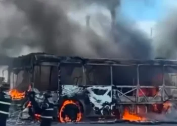 VÍDEO: Incêndio atinge dois ônibus em garagem na Grande Natal
