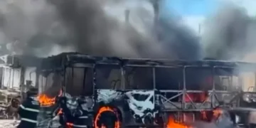 VÍDEO: Incêndio atinge dois ônibus em garagem na Grande Natal