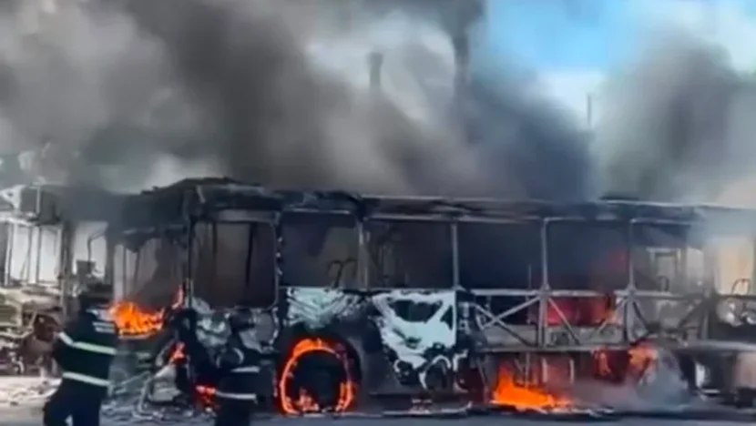 VÍDEO: Incêndio atinge dois ônibus em garagem na Grande Natal