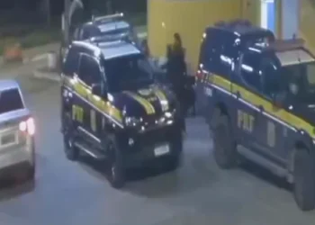 VÍDEO: PRF atende família desesperada e salva criança engasgada