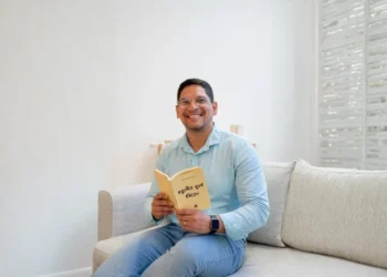 Jornalista Wender Gomes estreia na literatura com livro sobre memória e pertencimento