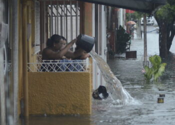 Água invade casas nas Rocas após falha em drenagem durante fortes chuvas