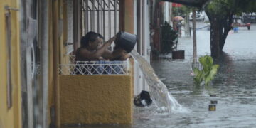 Água invade casas nas Rocas após falha em drenagem durante fortes chuvas