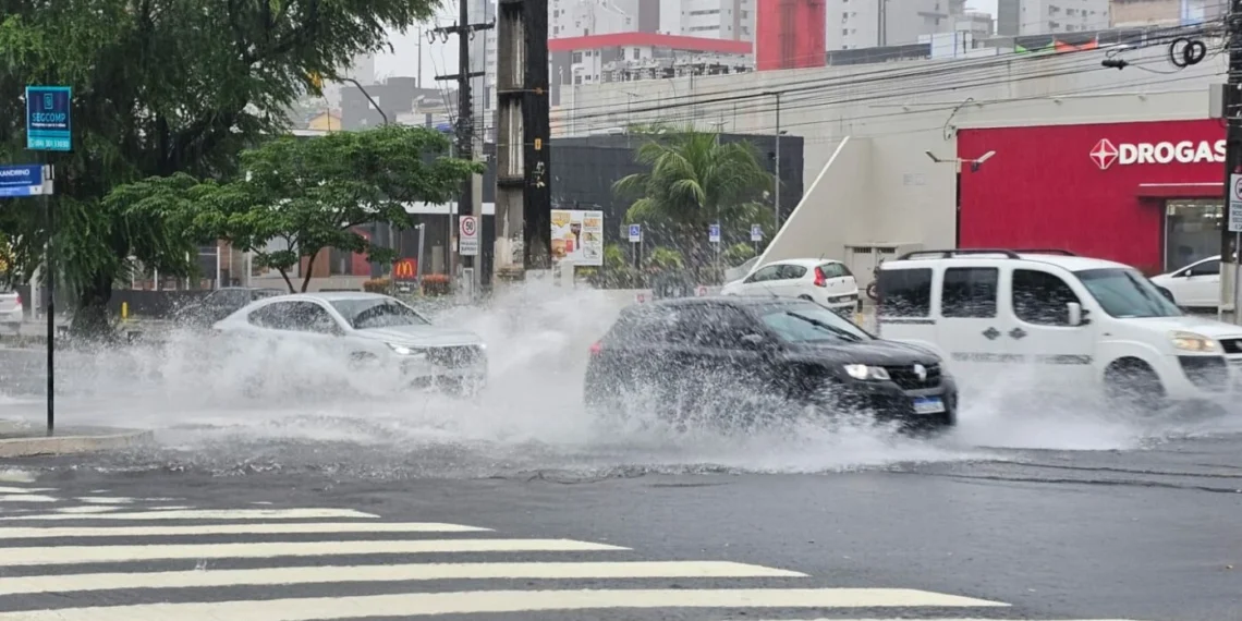 Chuvas causam transtornos, deixam 10 vias em alerta e um trecho intransitável em Natal