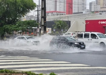 Chuvas causam transtornos, deixam 10 vias em alerta e um trecho intransitável em Natal
