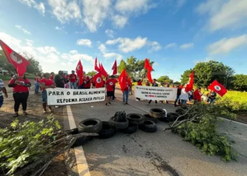 MST bloqueia trecho da BR-406 no RN contra reintegração de posse em área ocupada