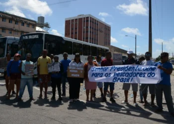 Pescadores fecham vias na Ribeira em protesto por regulamentação da pesca do peixe-voador