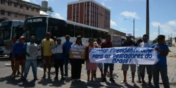 Pescadores fecham vias na Ribeira em protesto por regulamentação da pesca do peixe-voador