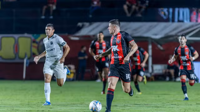 Em jogo cheio de gols e expulsões, Vitória goleia o ABC e encaminha vaga à final da Copa do Nordeste