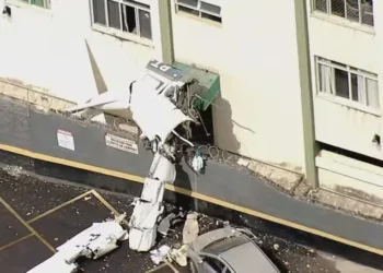 Avião cai e bate em prédio em Belo Horizonte; veja vídeo do momento do acidente