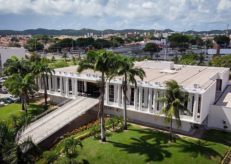 Com 49 mil inscritos para 175 vagas, concurso escancara disputa por empregos estáveis no RN