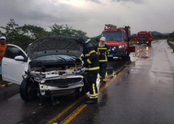 Carro sai da pista e bate em mureta na RN-118 entre Caicó e Laginhas