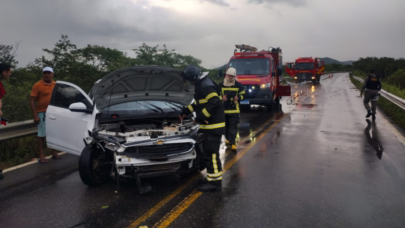 Carro sai da pista e bate em mureta na RN-118 entre Caicó e Laginhas