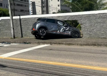 Carro derruba parte de muro de condomínio em acidente na Zona Sul de Natal