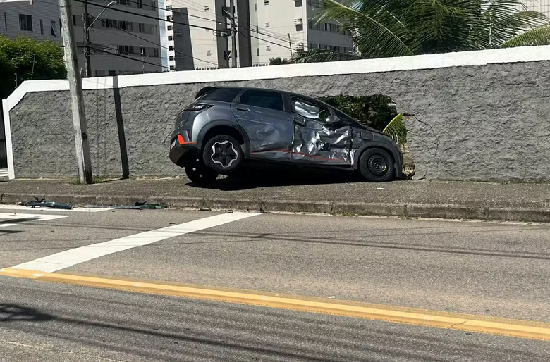 Carro derruba parte de muro de condomínio em acidente na Zona Sul de Natal
