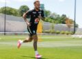 Neymar treina em campo com a Seleção pela primeira vez após lesão