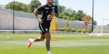 Neymar treina em campo com a Seleção pela primeira vez após lesão