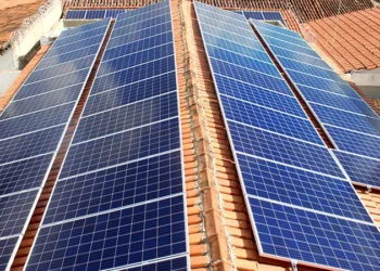 Procon multa Neoenergia Cosern em R$ 8 milhões e expõe conflito que cresce com a expansão da energia solar