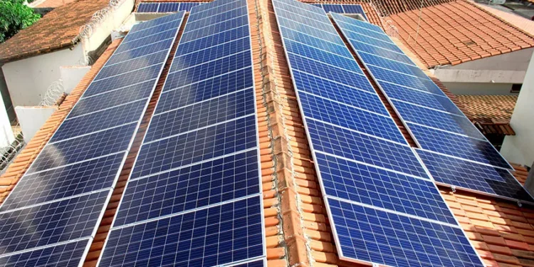 Procon multa Neoenergia Cosern em R$ 8 milhões e expõe conflito que cresce com a expansão da energia solar