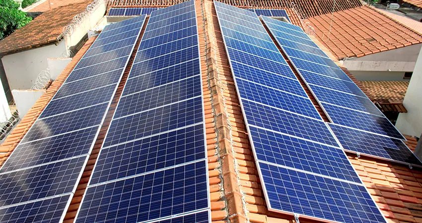 Procon multa Neoenergia Cosern em R$ 8 milhões e expõe conflito que cresce com a expansão da energia solar