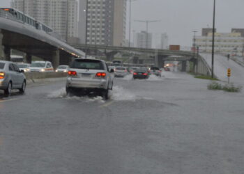 STTU registra um ponto intransitável e nove trechos com alagamentos transitáveis em Natal