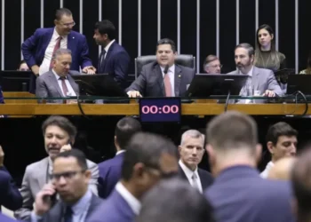 PL e PT lideram assinaturas para CPIs sobre Banco Master no Congresso