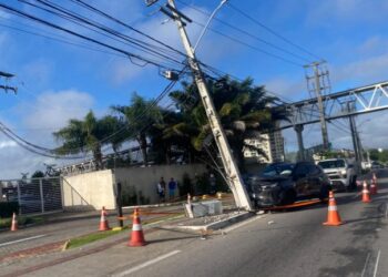 Carro bate em poste e deixa trânsito lento na BR-101, em Natal