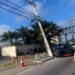 Carro bate em poste e deixa trânsito lento na BR-101, em Natal