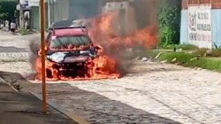 Carro pega fogo em via pública em Mossoró