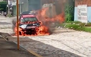 Carro pega fogo em via pública em Mossoró