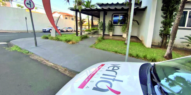 Juíza vê irregularidades e suspende pesquisa que pôs Álvaro em 1º lugar