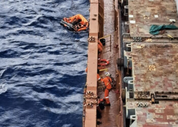 Embarcação que seguia para Fernando de Noronha naufraga; seis tripulantes foram resgatados no litoral do RN