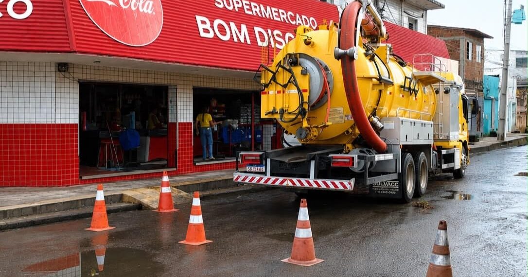 Prefeitura de Natal realiza limpeza na Rua Vereador Cauby Barroca após fortes chuvas