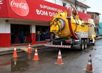 Prefeitura de Natal realiza limpeza na Rua Vereador Cauby Barroca após fortes chuvas