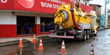 Prefeitura de Natal realiza limpeza na Rua Vereador Cauby Barroca após fortes chuvas