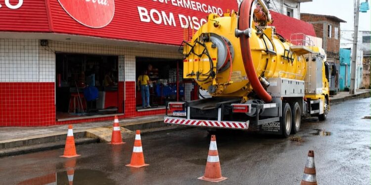 Prefeitura de Natal realiza limpeza na Rua Vereador Cauby Barroca após fortes chuvas
