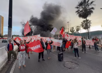Protesto bloqueia via marginal da BR-101 em Natal