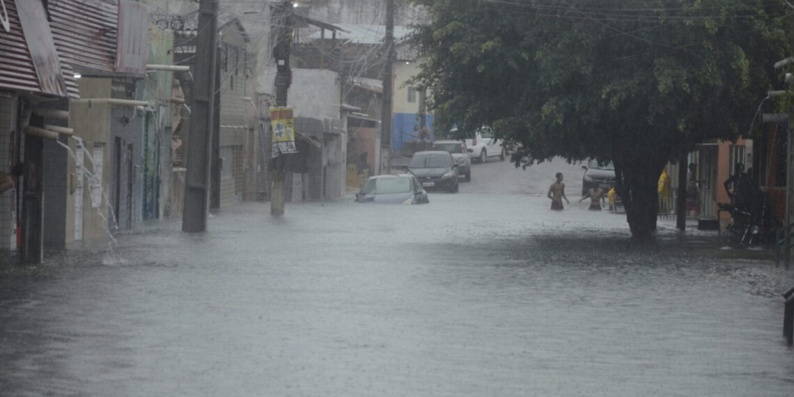 Drenagem em obras, alagamentos de sempre: Rocas volta a inundar após chuva de apenas 4 milímetros