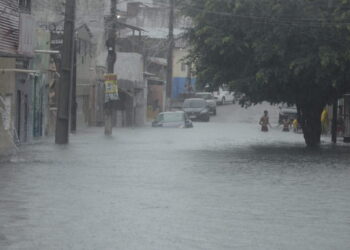 Drenagem em obras, alagamentos de sempre: Rocas volta a inundar após chuva de apenas 4 milímetros