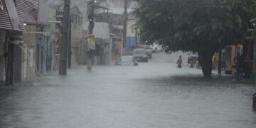 Drenagem em obras, alagamentos de sempre: Rocas volta a inundar após chuva de apenas 4 milímetros