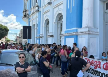Servidores da saúde de Natal realizam paralisação de 24 horas e protestam em frente à Prefeitura
