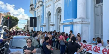Servidores da saúde de Natal realizam paralisação de 24 horas e protestam em frente à Prefeitura